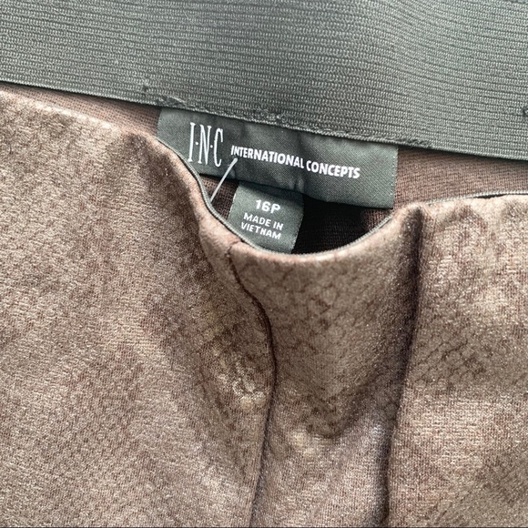 🌸New🌸 Brown Printed Skinny Pants INC Size 16P - Picture 2 of 6